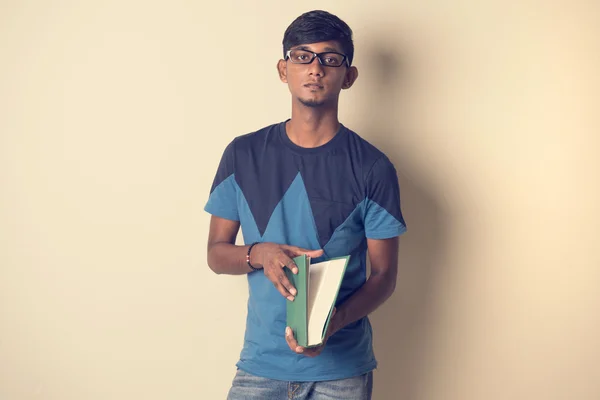Indiase student met boek — Stockfoto