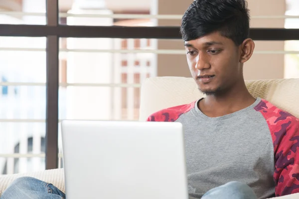 Adolescente indiano utilizzando il computer portatile — Foto Stock