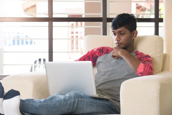 Indien tonåring använder laptop — Stockfoto