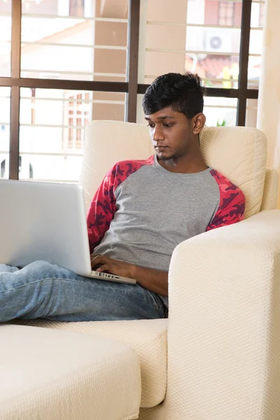 India adolescente usando laptop — Foto de Stock