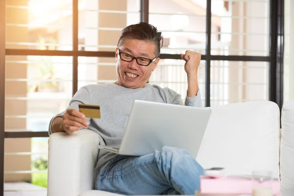 Homem compras on-line com cartão de crédito — Fotografia de Stock