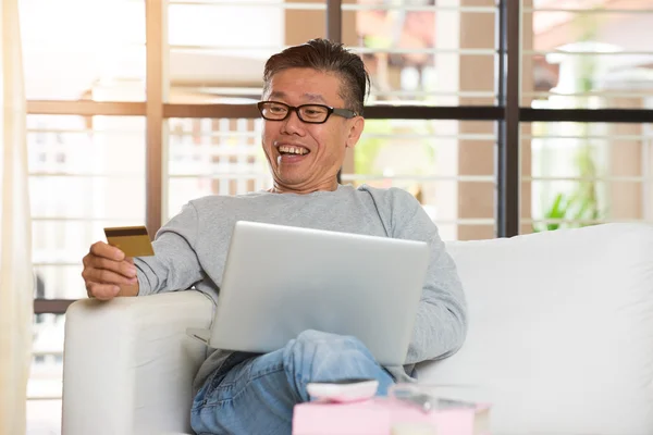 Homem compras on-line com cartão de crédito — Fotografia de Stock