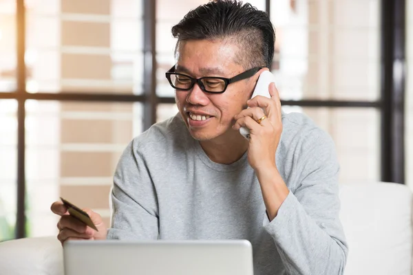 Mann kauft online mit Kreditkarte ein — Stockfoto