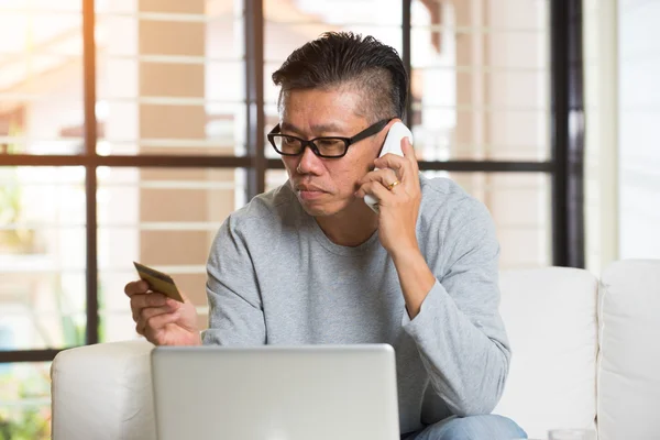 Homem compras on-line com cartão de crédito — Fotografia de Stock