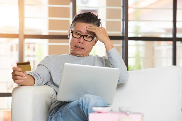 Homem que tem dificuldade em fazer compras online — Fotografia de Stock