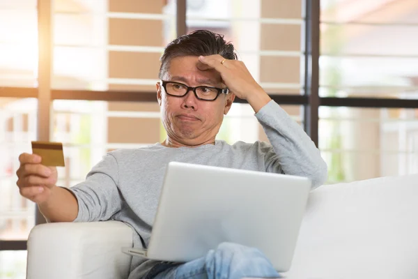 Hombre que tiene problemas para comprar en línea — Foto de Stock