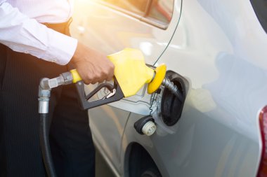 Hintli adam yakıt pompalama 