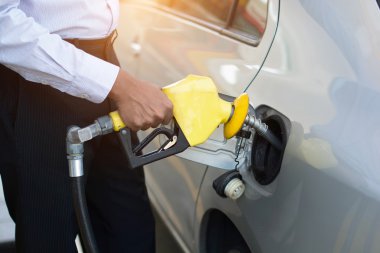 Hintli adam yakıt pompalama 