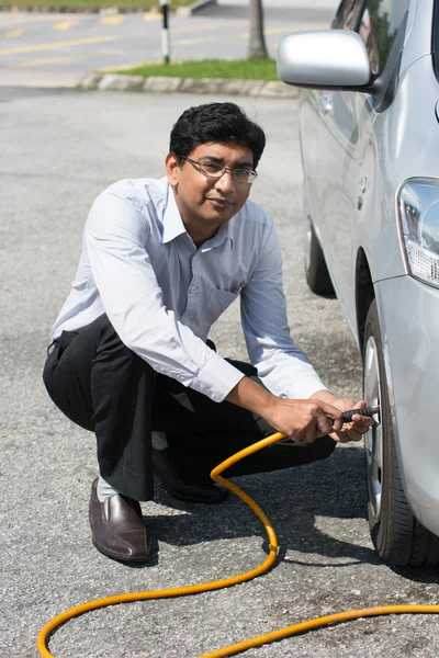 Man pumping air at station — Stock Photo, Image