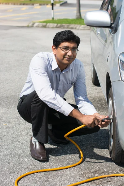 Man pumping air at station — Stock Photo, Image