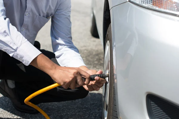 Man pumping air at station — Stock Photo, Image