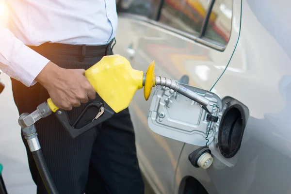 Indisk man pumpa bränsle — Stockfoto