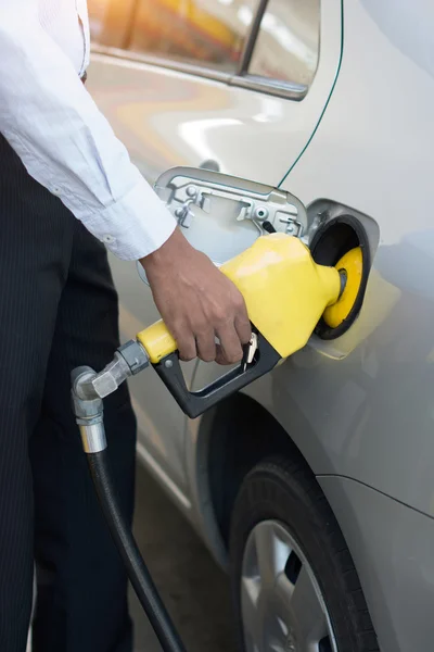 Indian man pumping fuel — Stock Photo, Image