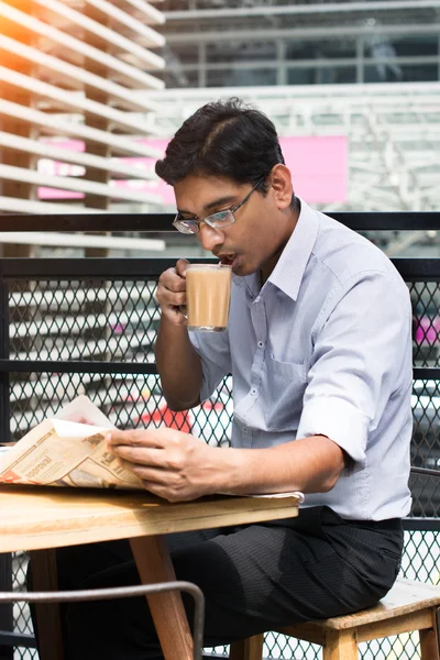 Homem de negócios lendo jornal — Fotografia de Stock