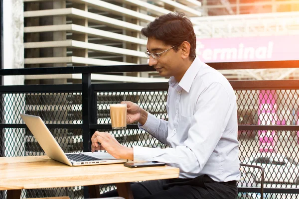 Homem de negócios indiano com laptop — Fotografia de Stock