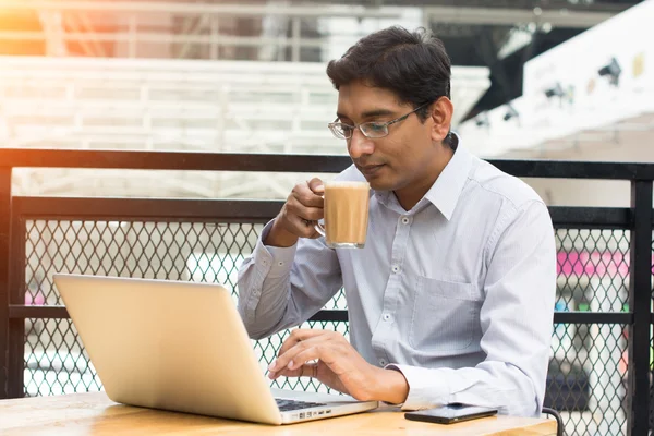 Homem de negócios indiano com laptop — Fotografia de Stock