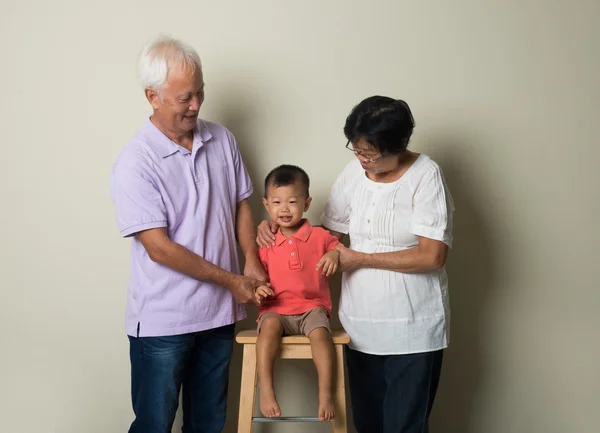 中国的祖父母与孙子的肖像 — 图库照片