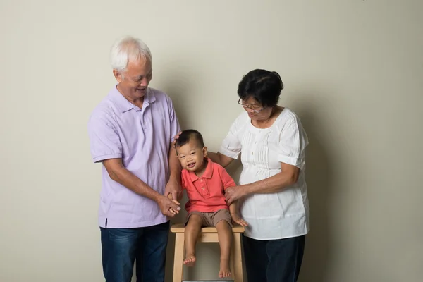 Retrato de avós chineses com neto — Fotografia de Stock