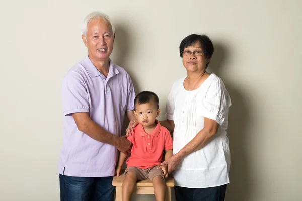 Retrato de avós chineses com neto — Fotografia de Stock