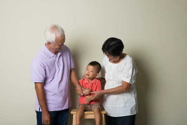 Porträt der chinesischen Großeltern mit Enkel — Stockfoto