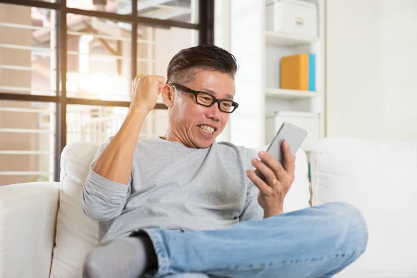 Hombre mayor usando el teléfono móvil —  Fotos de Stock