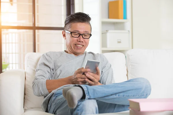 Homem sênior usando o telefone celular — Fotografia de Stock