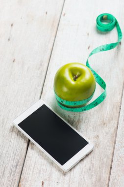 Yeşil elma metre ölçülen