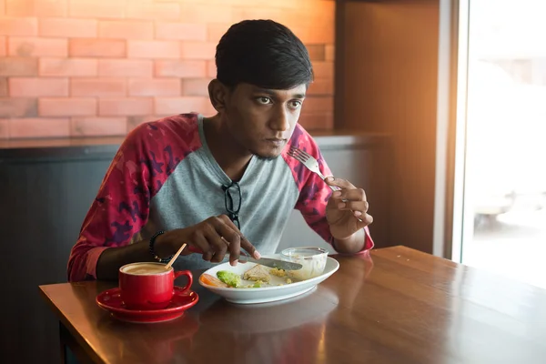 Uomo indiano mangiare al caffè — Foto Stock