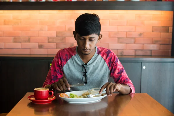 Indian man eating at cafe — Stock Photo, Image