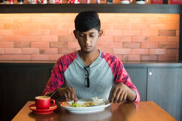 Indischer Mann isst im Café — Stockfoto