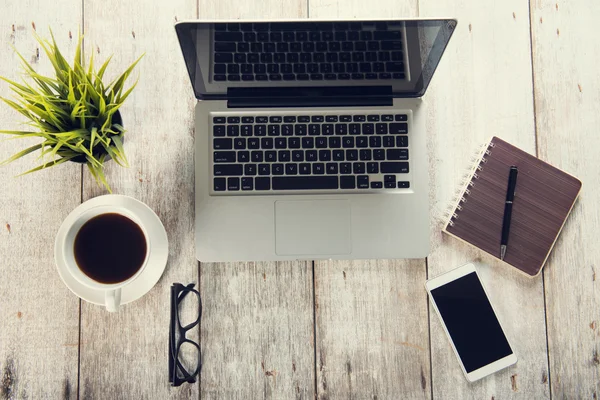 Mischung aus Bürobedarf und Gadgets — Stockfoto