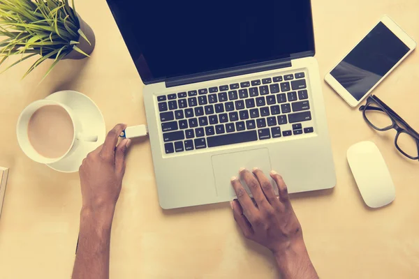 Uomo che lavora al computer — Foto Stock