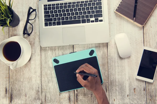 Laptop ve grafik tablet ile Tasarımcısı — Stok fotoğraf