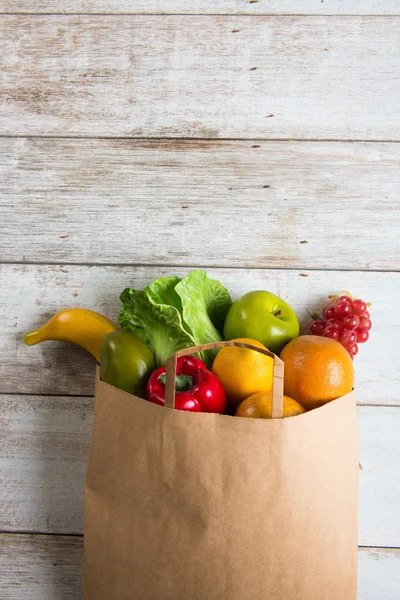 Bolsa de papel con frutas — Foto de Stock