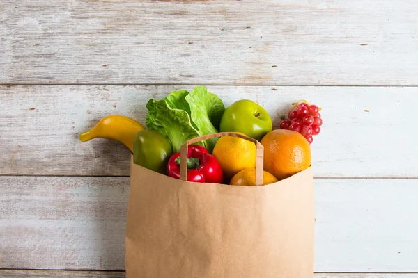 Bolsa de papel con frutas — Foto de Stock