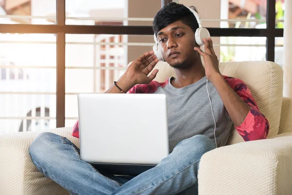 Indisk man lyssnar på musik — Stockfoto