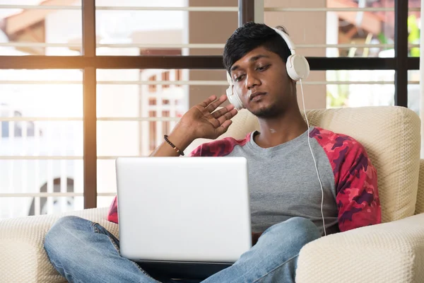 Uomo indiano che ascolta musica — Foto Stock