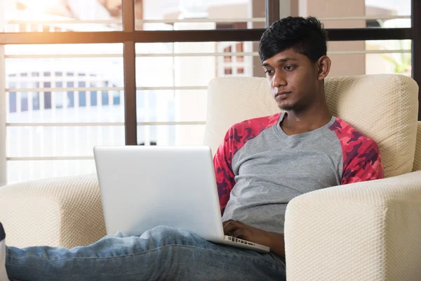 Подросток из Индии с помощью ноутбука — стоковое фото