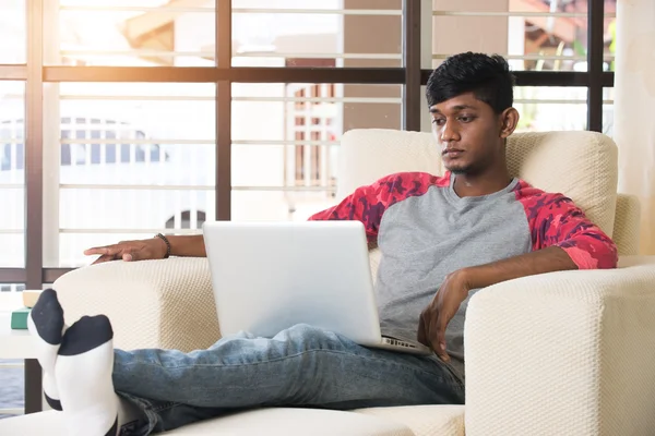 Індія підлітком, використовуючи ноутбук — стокове фото