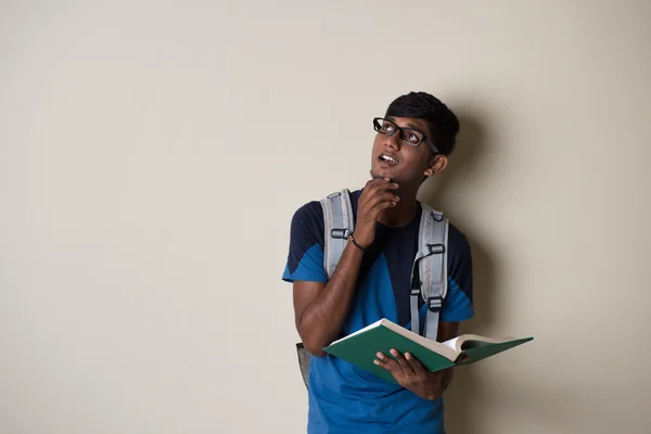 Estudante masculino indiano com livro — Fotografia de Stock