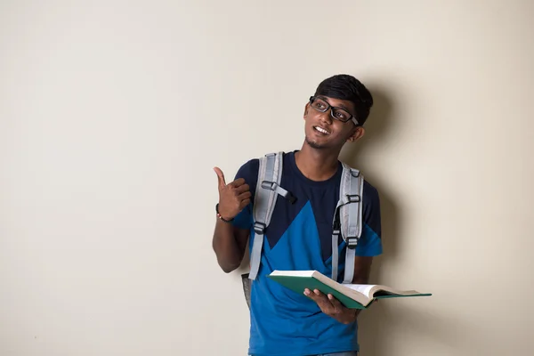 Estudante masculino indiano com livro — Fotografia de Stock