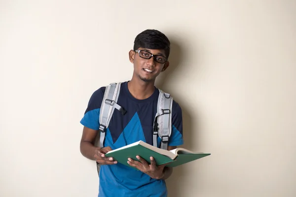 Indiase mannelijke student met boek — Stockfoto