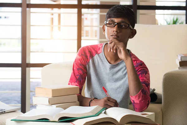 Indiska studenten gör läxor — Stockfoto