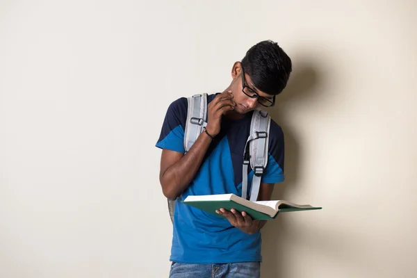 Indyjski studentowi z książki — Zdjęcie stockowe