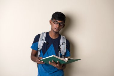 Kitap ile Hint erkek öğrenci 