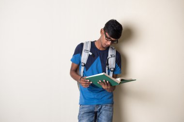 Kitap ile Hint erkek öğrenci 