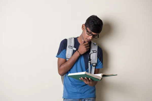 Indiska manlig student med bok — Stockfoto