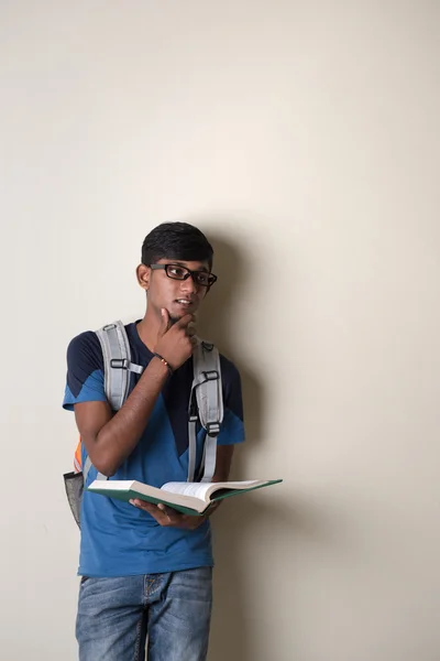 Estudante masculino indiano com livro — Fotografia de Stock