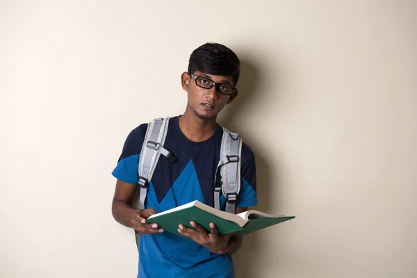Estudante masculino indiano com livro — Fotografia de Stock