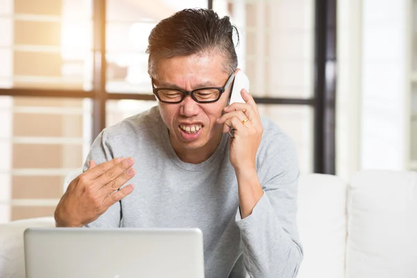 Asiático homem no telefone conversa — Fotografia de Stock